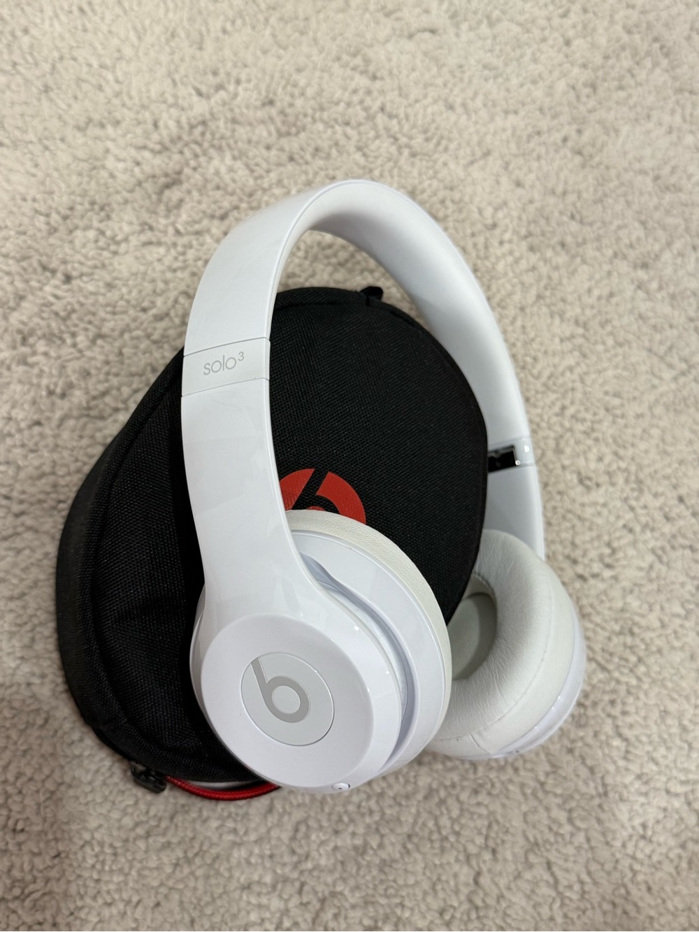 NEW CONDITION! Beats by Dre Solo3 Wireless On-Ear Headphones — White